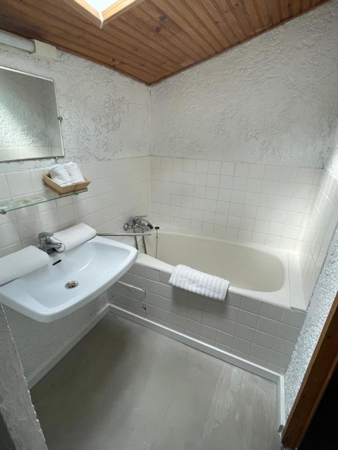 Hotel La Fontaine Saint-Martin-de-Brômes Esterno foto