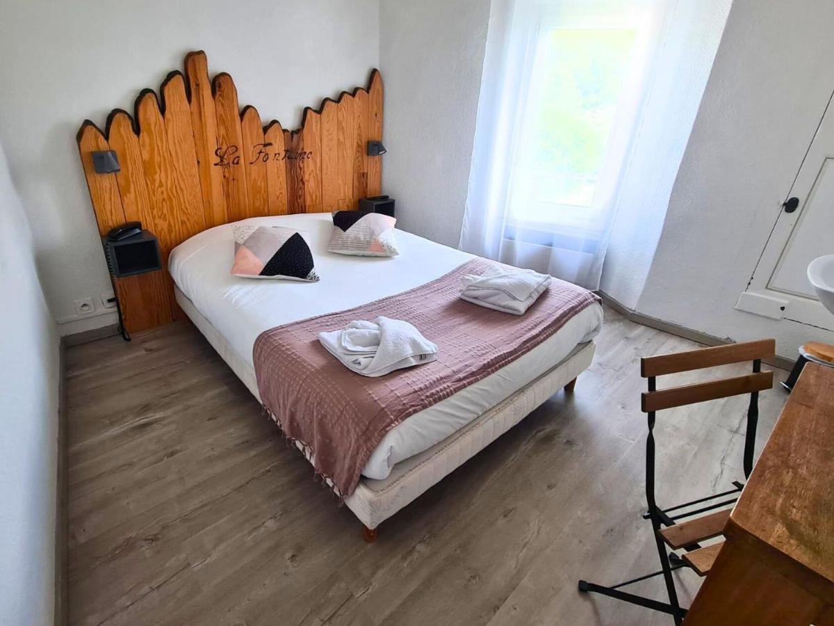 Hotel La Fontaine Saint-Martin-de-Brômes Esterno foto