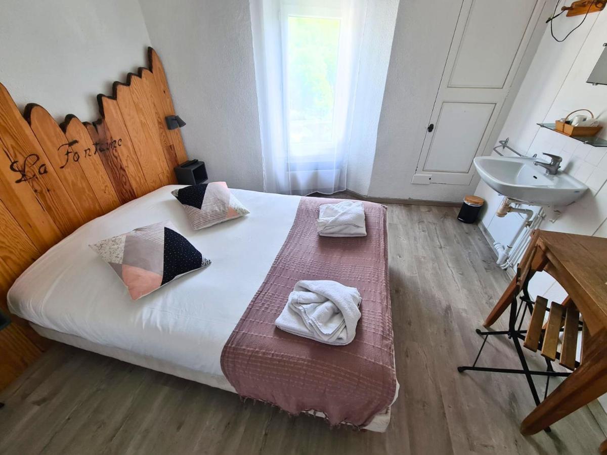 Hotel La Fontaine Saint-Martin-de-Brômes Esterno foto